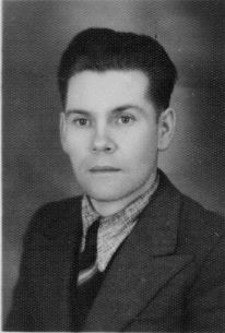 Antoni Dobrowolski wiek koło 25 - 40 lat