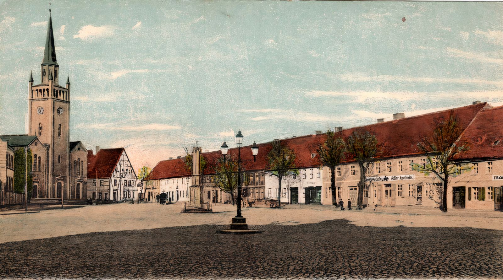 Pocztówka nr 1 Skan widokówki z ok. 1903r. Rynek z kościołem oraz Budynkiem Zarządu Domeny Margrabiowskiej - Dębno