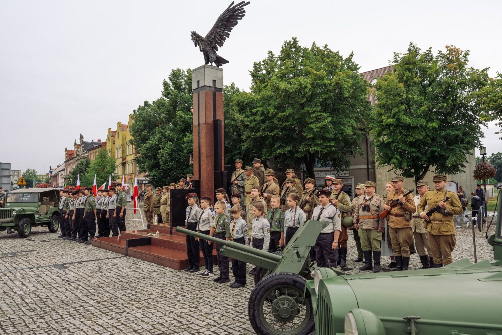 Zdjęcie: Hołd warszawskim bohaterom